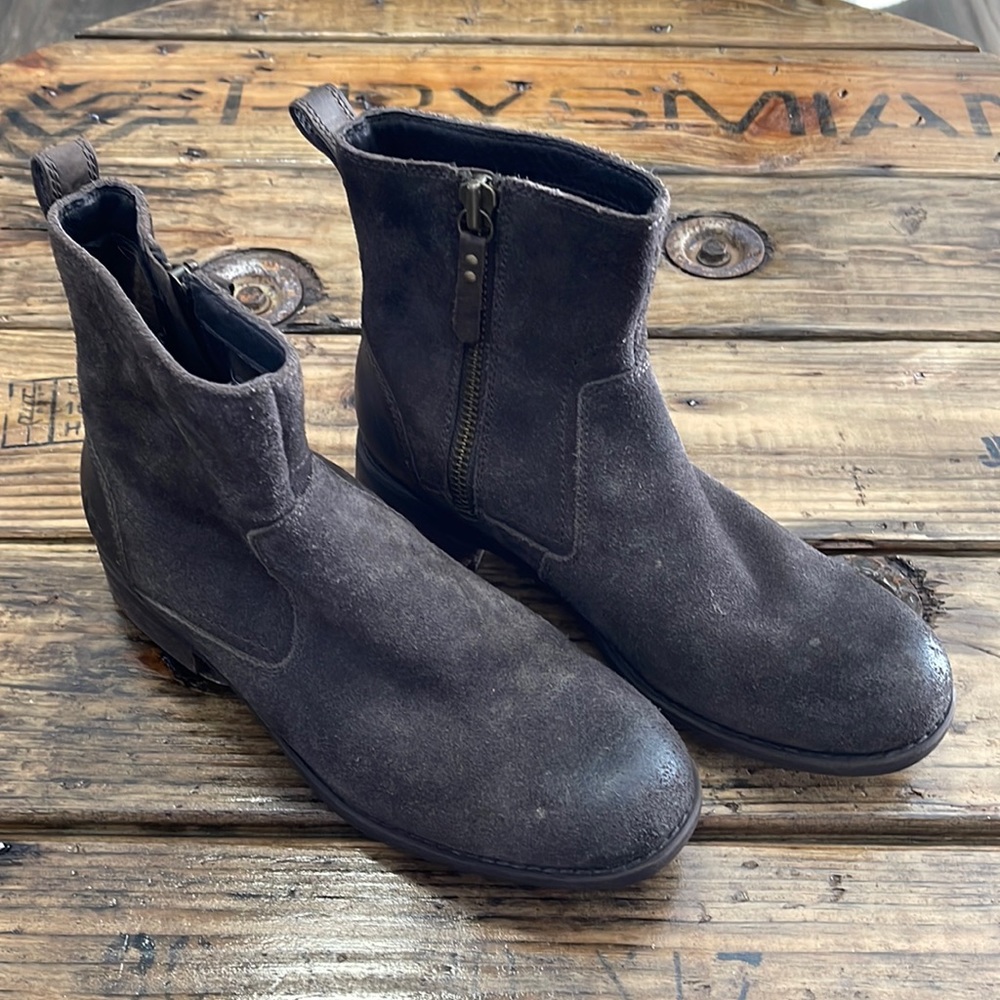 Mens Ugg Chelsea boots.